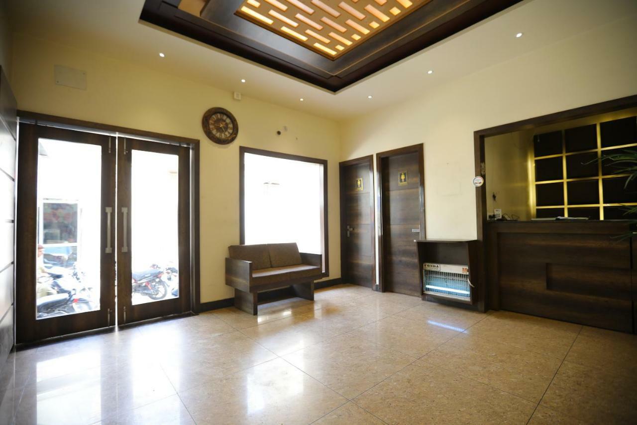 Oyo 40791 Hotel Hot N Fast Suratgarh Kültér fotó
